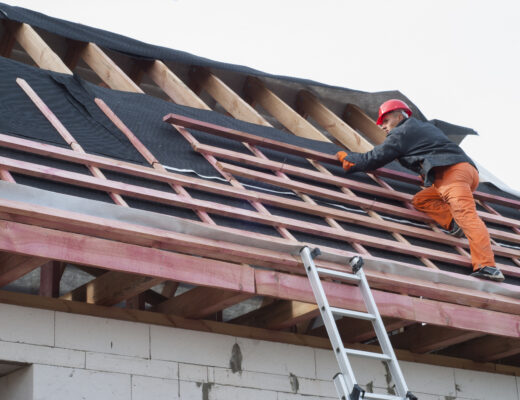 It is essential to the safety of you and your employees to ensure that your roof is safe and sound. Here are 5 signs you need a commercial roof replacement.